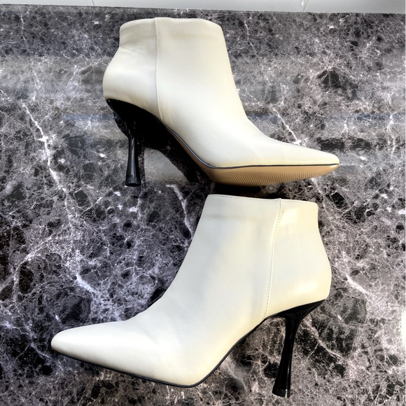 M6 Lexey Bootie Cream and Black flare Heel Never Worn Size 8 1/2M/ 39 - Picture 1 of 16